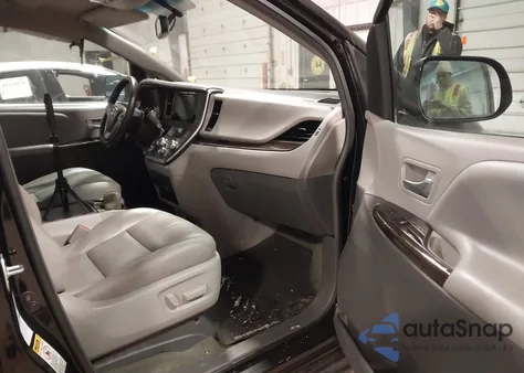 2017 Toyota Sienna Xle Premium 7 Passenger z USA, uszkodzony, nr VIN 5TDDZ3DC7HS148054